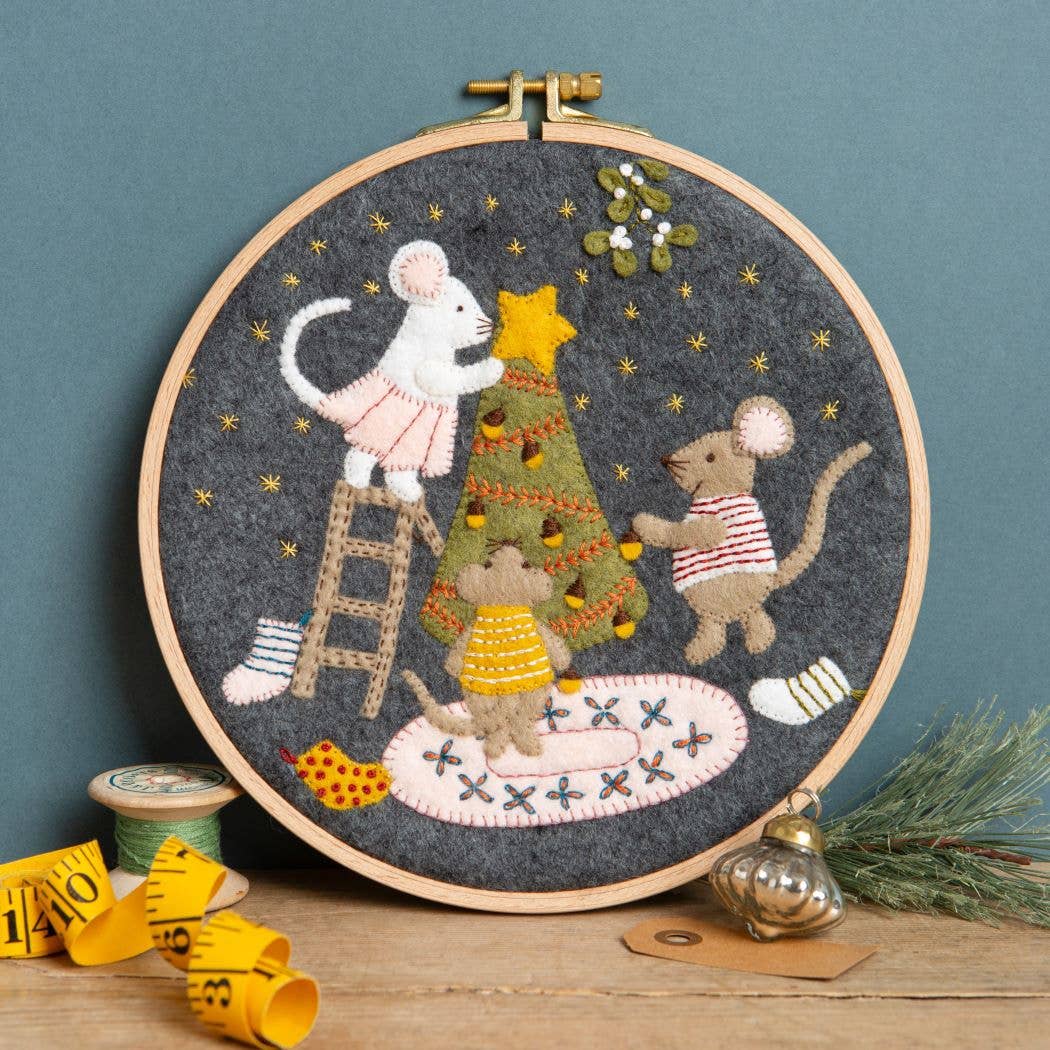 Broderikit Jul med familjen Mus - Christmas with the Mouse Family Felt Appliqué Hoop Kit