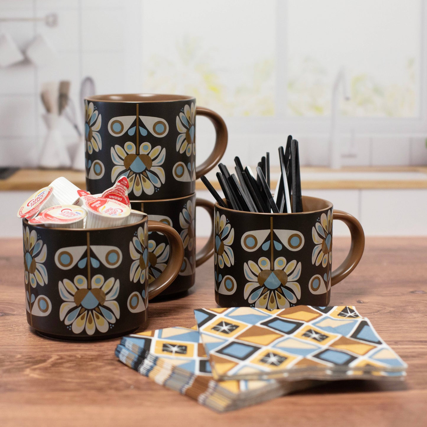 Black and Blue Petals Mid Century stapelbar mugg med matt yta