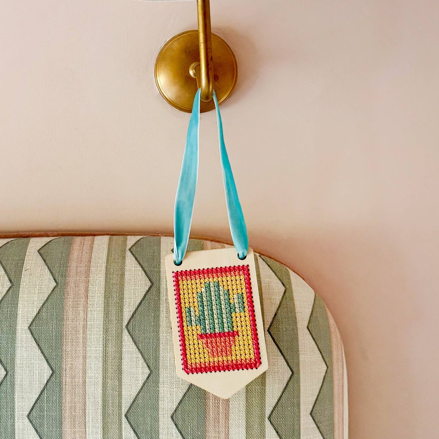 Broderad hängande minitavla, pyssel-kit