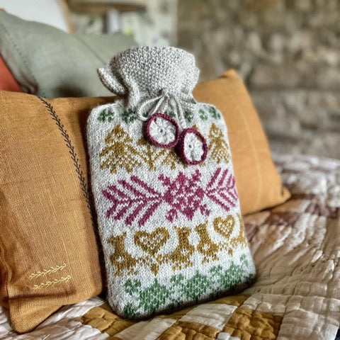 Winter hot water bottle cover -  Garnkit till stickat fodral för varmvattenflaska - Marie Wallin