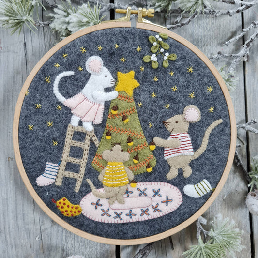 Broderikit Jul med familjen Mus - Christmas with the Mouse Family Felt Appliqué Hoop Kit