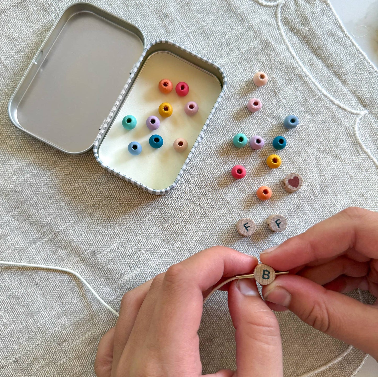 Gör vänskapsarmband med pärlor BFF, kit med presentask